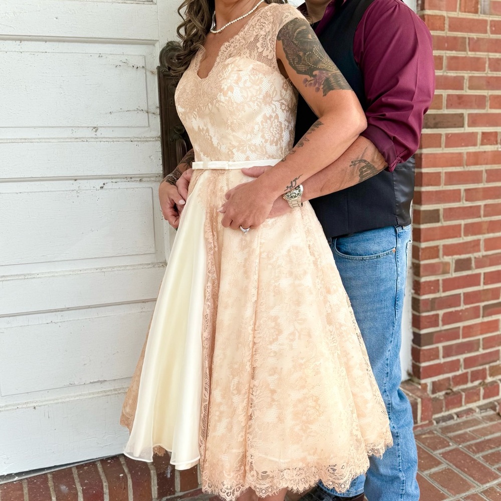 Elegant Vintage Style Lace A-Line Tea-Length Wedding Dress